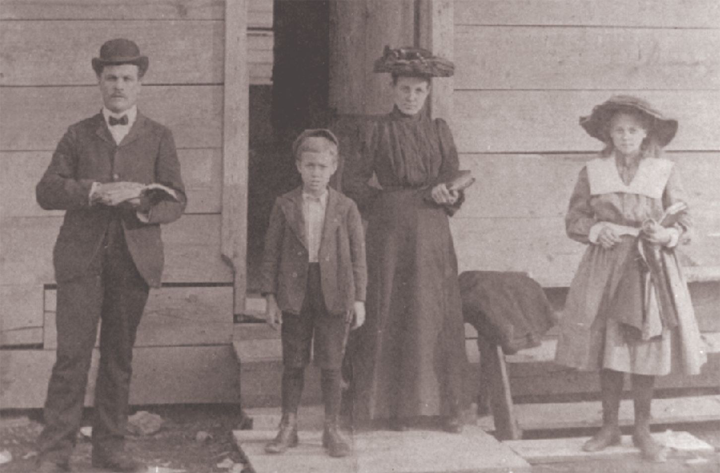 J.W. and Mattie Buckalew with their children, Grace and Colie