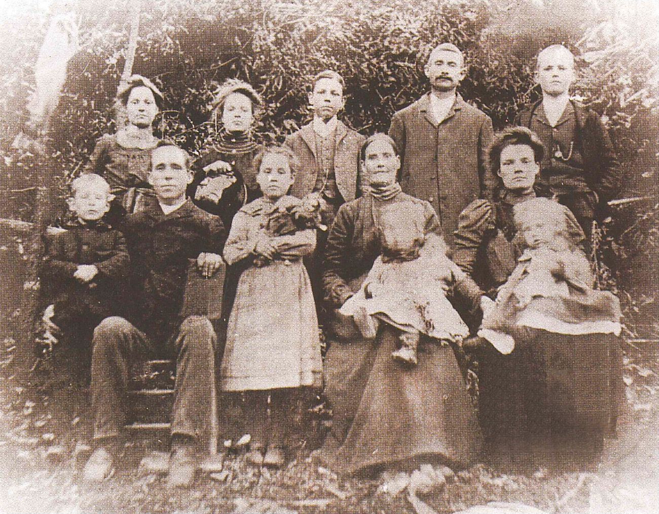 Will Bryant (seated left) and his family about 1905