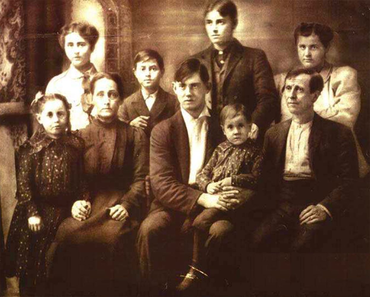 The Allen family about 1902. Emelyne is seated second from left; Ross is seated far right.
