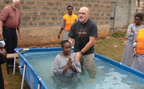 Ronnie Hepperly baptizing a believer in a Nairobi, Kenya, women’s prison