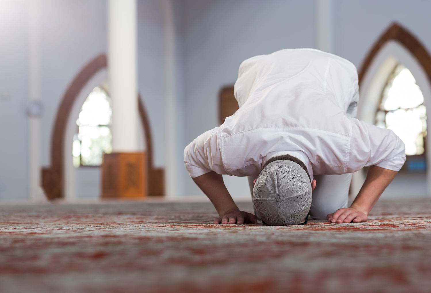 Ночная молитва мусульман. Мусульманин молится. Земной поклон в намазе. Земной поклон в Исламе.